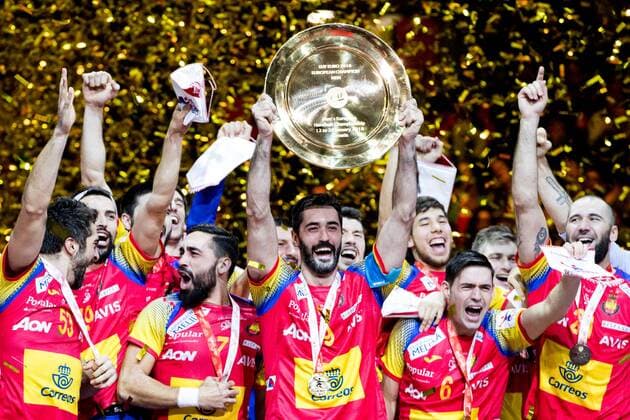Themen der Woche - SPORT Bilder des Tages - SPORT Handball EM Finale, Spanien ist Europameister HANDBALL - EHF EURO 2018, ESP vs SWE ZAGREB,CROATIA,28.JAN.18 - HANDBALL - EHF European Championship EM Europameisterschaft final, Spain vs Sweden, award ceremony. Image shows the rejoicing of Spain athletes. Keywords: trophy medals. GEPAxpictures xMaticxKlansek
