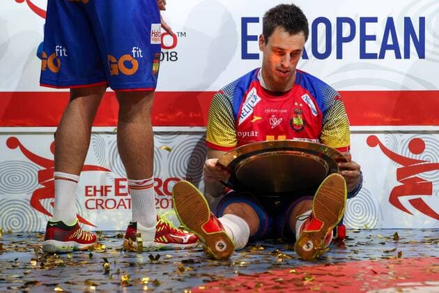 Handball EM Finale, Spanien ist Europameister HANDBALL - EHF EURO 2018, ESP vs SWE ZAGREB,CROATIA,28.JAN.18 - HANDBALL - EHF European Championship EM Europameisterschaft final, Spain vs Sweden, award ceremony. Image shows Adrian Figueras (ESP) and a trophy. GEPAxpictures xMaticxKlansek