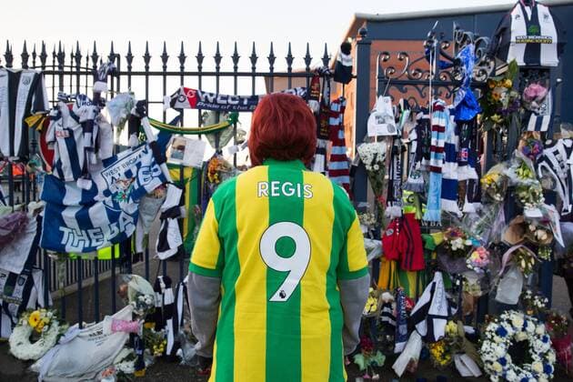 Themen der Woche - SPORT Bilder des Tages - SPORT Fußball, Trauerfeier für Cyrille Regis January 30, 2018 - West Bromwich, Sandwell, West Midlands, UK - The funeral of footballer Cyrille Regis took place in West Bromwich today. The hearse made it s way past the football ground where he played as family, friends and fans said their final farewell. Pictured, a fan bearing the Regis name and his number 9 outside the Hawthorns. Regis funeral  - ZUMAl94_ 81736564st Copyright: xDavexWarrenx