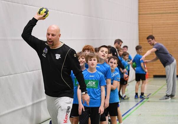 Handball 30 01 2018 DHB Sports Director and E youth coaches at SpVgg Moessingen Axel of Bouaziz li and Markus Gaugisch rear re at the training Mössingen