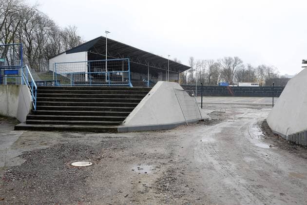Fußball, Stadiongeschichte Westfalia Herne 01.12.2017 Herne Wesfalia Herne Fussball Der Spielbetrieb von Westfalia Herne steht nach der verzoegerten Platzsanierung kurz vor dem Aus , weil Sponsoren jetzt nicht mehr zahlen . Der Nachbarverein von VFL Bochum hat jetzt ein hohes Darlehen zugesagt . Stadion am Schloss Struenkede German Flavours Park