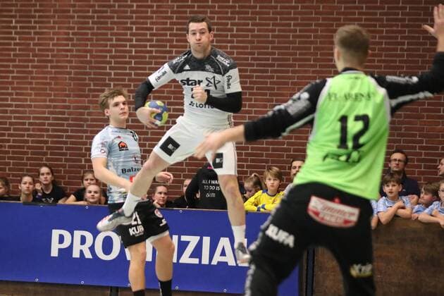 DHK Flensborg vs THW Kiel handball game 31 01 18 Mika Zarabec THW Kiel 24 against Paul Weidner DHK Flensborg 12 xmmkx