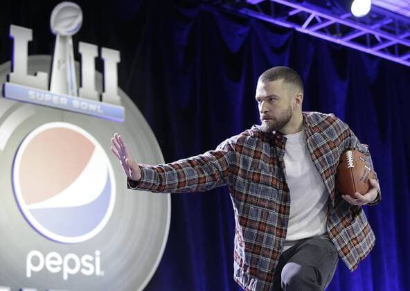 Themen der Woche - SPORT Bilder des Tages - SPORT Justin Timberlake does a Heisman Trophy pose holding a football at the Pepsi Super Bowl LII Halftime Show press conference PK Pressekonferenz at the Hilton Minneapolis Grand Ballroom in Minneapolis, Minnesota on February 1, 2018. U.S. Bank Stadium is home of the Minnesota Vikings NFL American Football Herren USA team and will Super Bowl LII which will be played between the Philadelphia Eagles and New England Patriots on Feb 4th.  SBP20180201102 JOHNxANGELILLO