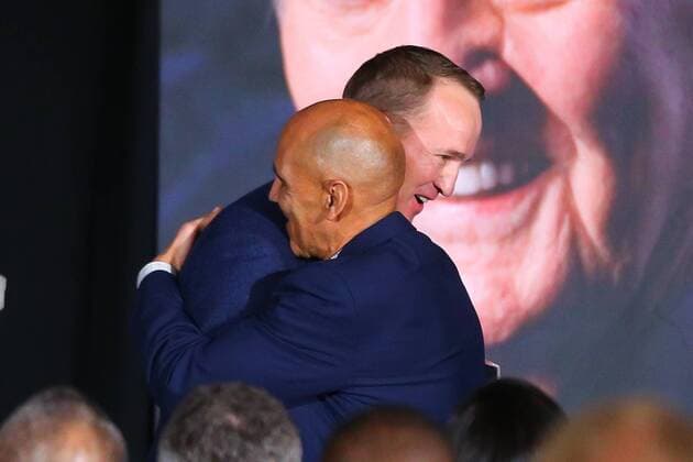 BLOOMINGTON, MN - FEBRUARY 01: Peyton Manning hugs Tony Dungy the Pat Summerall Award winner during the Legends for Charity Dinner during Super Bowl LII week on February 1, 2018, at the Hyatt Regency Minneapolis, in Downtown Minneapolis, MN. (Photo by Rich Graessle Icon Sportswire) NFL American Football Herren USA FEB 01 Super Bowl LII Preview - Legends for Charity Dinner Icon020118513 EDITORIAL USE ONLY