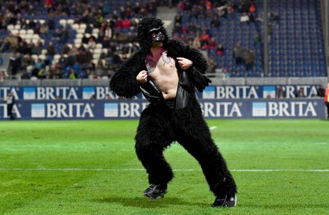 Themen der Woche - SPORT Bilder des Tages - SPORT 02.02.2018, xfux, Fussball 3.Liga, SV Wehen Wiesbaden - Karlsruher SC, emspor, v.l. Flitzer stuermt im Affenkostuem das Spielfeld Fan Wiesbaden *** 02 02 2018 xfux soccer 3 League SV Wehen Wiesbaden Karlsruher SC emspor v l Streaker storms into the monkey suit the playing field fan Wiesbaden