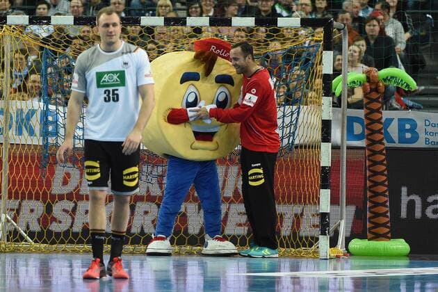 Handball men s 1 Bundesliga season 2017 18 all star game team HBL world selection TW Silvio Hamad Nr 12 Germany with mascot Rollo T Hüttenberg 02 02 18 Copyright: xMichaelxHundtx xMatthiasxKochx
