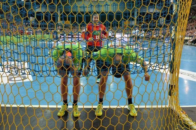Themen der Woche - SPORT Bilder des Tages - SPORT Handball, Herren, 1. Bundesliga, Saison 2017 18, All-Star Spiel, Nationalmannschaft - HBL Weltauswahl, TW Silvio Heinevetter (Nr. 12, Deutschland) schießt den Siebenmeter mit dem Fuß, 02.02.18, *** Handball men s 1 Bundesliga season 2017 18 all star game team HBL world selection TW Silvio Hamad Nr 12 Germany shoots the penalty with the foot 02 02 18 Copyright: xMichaelxHundtx xMatthiasxKochx