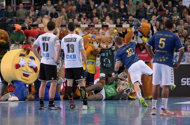 Christoph Theuerkauf all star 13 at the penalty against the mascot at the all star game 2018 in the German national team against Bundesliga handball selection on 02 02 2018 in Leipzig Sachsen Leipzig Copyright: xEIBNER ChristianxModlax EP_CMA