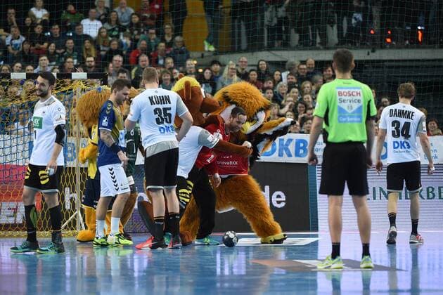 Handball men s 1 Bundesliga season 2017 18 all star game team HBL world selection TW Silvio Hamad Nr 12 Germany is the mascot of the field led by 02 02 18 Copyright: xMichaelxHundtx xMatthiasxKochx