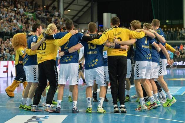 Handball men s 1 Bundesliga season 2017 18 all star game team HBL world selection jubilation after the final whistle Kevin Struck Füchse Berlin li cheers with the players of the HBL world selection 02 02 18 Copyright: xMichaelxHundtx xMatthiasxKochx