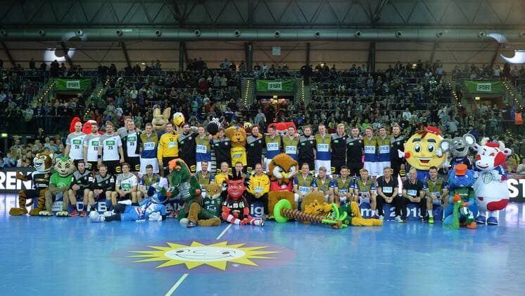 Handball men s 1 Bundesliga season 2017 18 all star game team HBL world selection jubilation after the final whistle group photo with the two teams and the mascot of the Bundesliga teams 02 02 18 Copyright: xMichaelxHundtx xMatthiasxKochx
