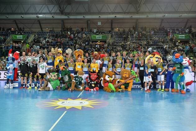 Handball men s 1 Bundesliga season 2017 18 all star game team HBL world selection jubilation after the final whistle group photo with the two teams and the mascot of the Bundesliga teams 02 02 18 Copyright: xMichaelxHundtx xMatthiasxKochx