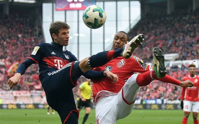 03 02 2018 xpsx football emspor 1 Bundesliga FSV Mainz 05 FC Bayern München v l Thomas Mueller FC Bayern München Abdou Diallo FSV Mainz 05 Mainz