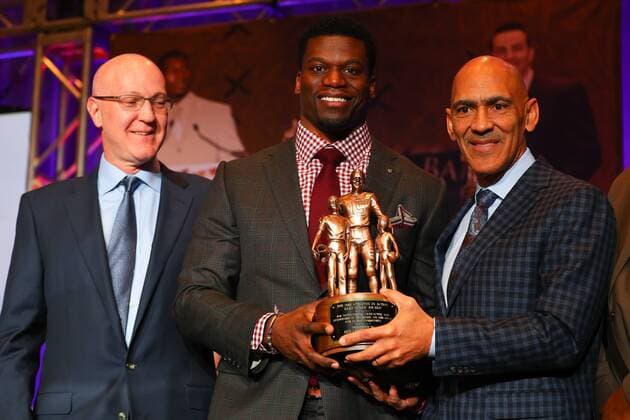MINNEAPOLIS, MN - FEBRUARY 03: Benjamin Watson of the Baltimore Ravens is presented with the Bart Starr Award by Bart Starr Jr and Tony Dungy during Super Bowl LII week on February 3, 2018, at the Hilton, in Minneapolis, MN. (Photo by Rich Graessle Icon Sportswire) NFL American Football Herren USA FEB 03 Super Bowl LII Preview - Bart Starr Award Icon020318604 EDITORIAL USE ONLY