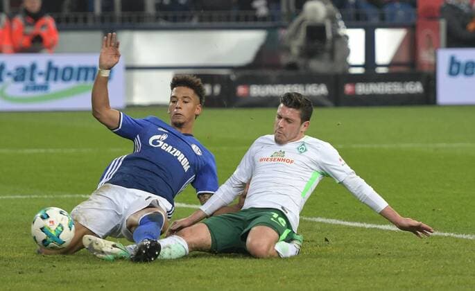 Bilder des Tages - SPORT 03.02.2018, xmhx, Fussball 1.Bundesliga, FC Schalke 04 - Werder Bremen, emspor v.l. Zlatko Junuzovic (SV Werder Bremen) schießt ein Tor, erzielt ein Tor, trifft das Tor zum, goal, goal scored zum 1:2, Jubel, Freude, Torjubel, jubeln, freuen, Thilo Kehrer (FC Schalke 04) Gelsenkirchen *** 03 02 xmhx 2018 football 1 Bundesliga FC Schalke 04 Werder Bremen emspor v l Zlatko Junuzovic SV Werder Bremen shoot a goal scored a goal meets goal the goal goal scored 1 2 Jubilee joy goal celebration cheer 04 Gelsenkirchen offers Thilo Kehrer FC Schalke
