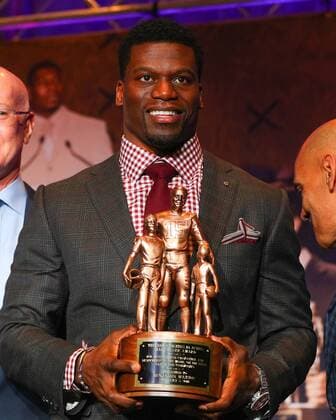MINNEAPOLIS, MN - FEBRUARY 03: Benjamin Watson of the Baltimore Ravens is presented with the Bart Starr Award during Super Bowl LII week on February 3, 2018, at the Hilton, in Minneapolis, MN. (Photo by Rich Graessle Icon Sportswire) NFL American Football Herren USA FEB 03 Super Bowl LII Preview - Bart Starr Award Icon020318608 EDITORIAL USE ONLY