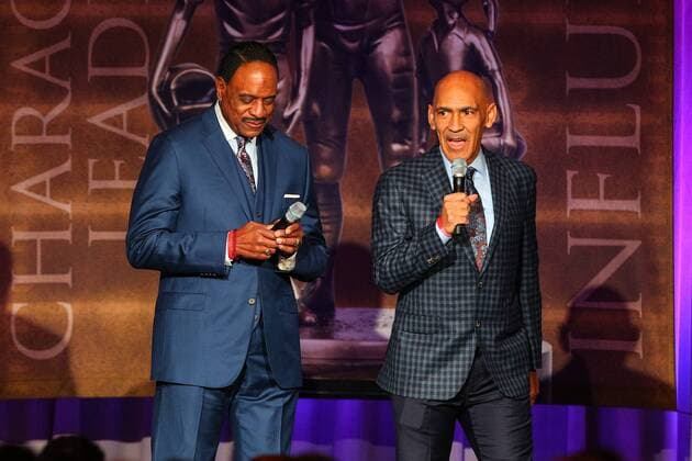 MINNEAPOLIS, MN - FEBRUARY 03: Tony Dungy and James Brown Speak during the Bart Starr Award during Super Bowl LII week on February 3, 2018, at the Hilton, in Minneapolis, MN. (Photo by Rich Graessle Icon Sportswire) NFL American Football Herren USA FEB 03 Super Bowl LII Preview - Bart Starr Award Icon020318631 EDITORIAL USE ONLY