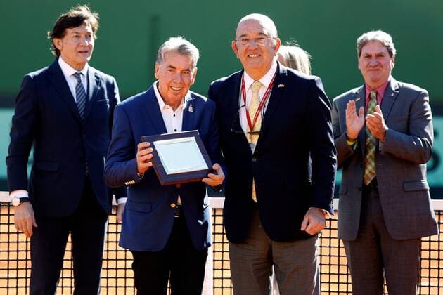 President of Spanish Tennis Federation Manuel Diaz Roman (2-R) pays homage to Former Spanish tennis player Manolo Santana (2-L) before the third qualifying match of the Davis Cup World Group first round tie between Spain and Great Britain at Puente Romano tennis club in Marbella, southern Spain, 03 February 2018. Tennis Davis Cup - Spain vs Great Britain !ACHTUNG: NUR REDAKTIONELLE NUTZUNG!  Copyright: xCARLOSxDIAZx GRAF3873 20180203-636532848273264148
