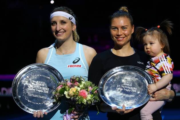 Bilder des Tages - SPORT ST PETERSBURG, RUSSIA â€“ FEBRUARY 4, 2018: Timea Bacsinszky (L) of Switzerland and Vera Zvonareva of Russia hold the trophy at an awards ceremony following doubles final match against Alla Kudryavsteva of Russia and Katarina Srebotnik of Slovenia at the 2018 St Petersburg Ladies Trophy tennis tournament. Bacsinszky and Zvonareva won the match 2-6, 6-1, 10-3. Peter Kovalev TASS  TS07233E