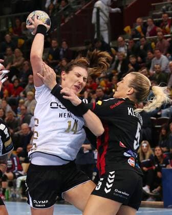 04 02 2018 Ludwigsburg Germany handball Chamions League women season 2017 2018 SG BBM Bietigheim vs Vardar Skopje v l Karolina Kudlacz Gloc BBM Andrea Klikovac Skopje