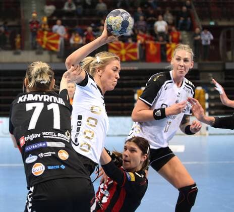 04 02 2018 Ludwigsburg Germany handball Chamions League women season 2017 2018 SG BBM Bietigheim vs Vardar Skopje v l Jovana Sazdovska Skopje Charris Rozemalen BBM