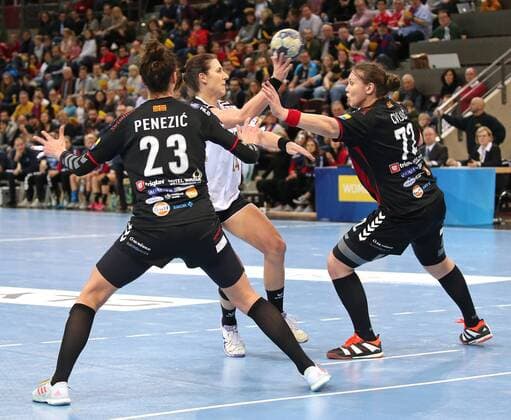 04 02 2018 Ludwigsburg Germany handball Chamions League women season 2017 2018 SG BBM Bietigheim vs Vardar Skopje v l Andrea Penezic Skopje Karolina Kudlacz Gloc BBM Dragana Cvijic Skopje