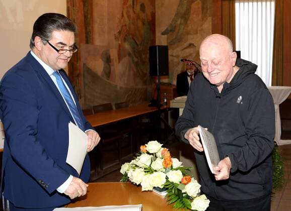Germany Aschaffenburg Town Hall 05 02 2018 reception for 40 years handball world champion of 1978 image v lk Mayor Klaus Herzog and coach Vlado Stenzel Copyright: HMBxMedia xHeikoxBecker