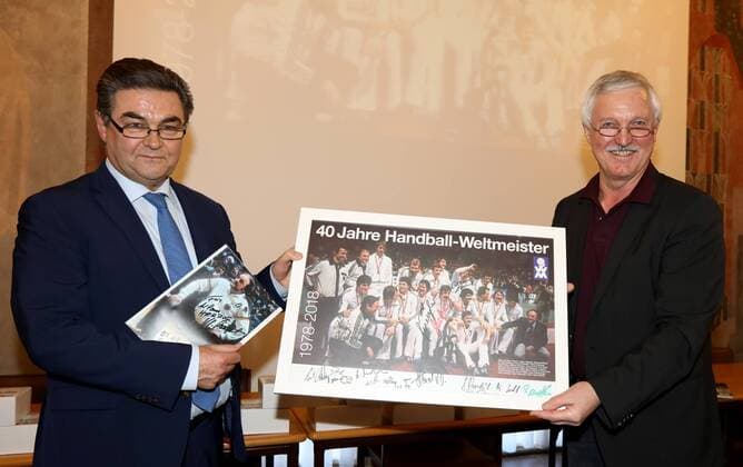 Germany Aschaffenburg Town Hall 05 02 2018 reception for 40 years handball world champion of 1978 image v lk Mayor Klaus Herzog gets by Horst Spengler presented a photo with all the signatures and a book Copyright: HMBxMedia xHeikoxBecker