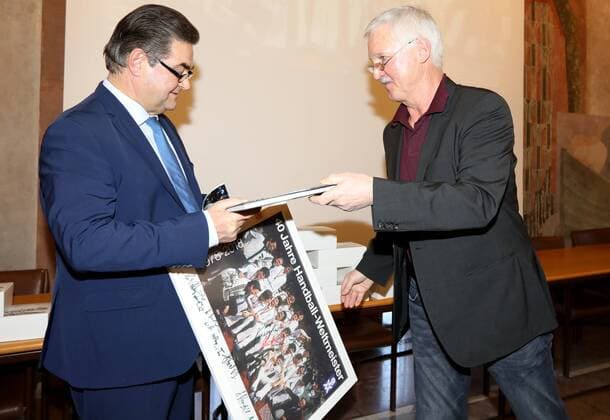 Germany Aschaffenburg Town Hall 05 02 2018 reception for 40 years handball world champion of 1978 image v lk Mayor Klaus Herzog gets by Horst Spengler presented a photo with all the signatures and a book Copyright: HMBxMedia xHeikoxBecker