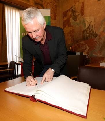 Germany Aschaffenburg Town Hall 05 02 2018 reception for 40 years handball world champion of 1978 picture Horst Spengler has been up in the Golden Book of the city of Aschaffenburg Copyright: HMBxMedia xHeikoxBecker