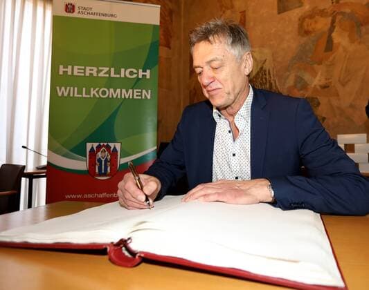 Germany Aschaffenburg Town Hall 05 02 2018 reception for 40 years handball world champion of 1978 picture Kurt Kammili has been up in the Golden Book of the city of Aschaffenburg Copyright: HMBxMedia xHeikoxBecker