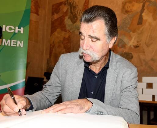 Germany Aschaffenburg Town Hall 05 02 2018 reception for 40 years handball world champion of 1978 Heiner Brand image takes up in the Golden Book of the city of Aschaffenburg Copyright: HMBxMedia xHeikoxBecker