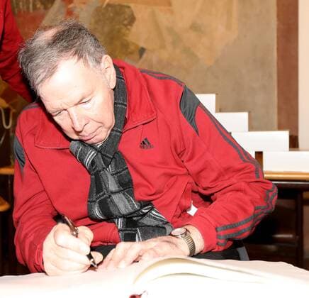 Germany Aschaffenburg Town Hall 05 02 2018 reception for 40 years handball world champion of 1978 Joachim Jo deck arm bears up in the Golden Book of the city of Aschaffenburg Copyright: HMBxMedia xHeikoxBecker