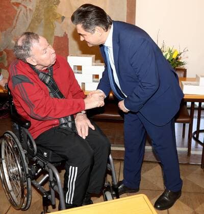 Germany Aschaffenburg Town Hall 05 02 2018 reception for 40 years handball world champion of 1978 image v lk Joachim Jo deck arm and Mayor Klaus Herzog Copyright: HMBxMedia xHeikoxBecker