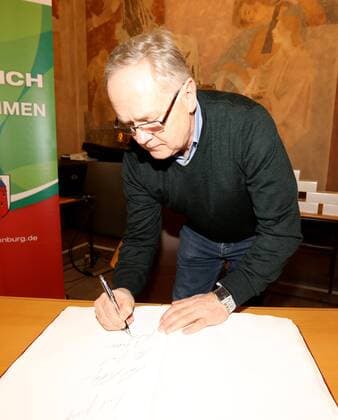 Germany Aschaffenburg Town Hall 05 02 2018 reception for 40 years handball world champion of 1978 picture Gerd Rosendahl has been up in the Golden Book of the city of Aschaffenburg Copyright: HMBxMedia xHeikoxBecker