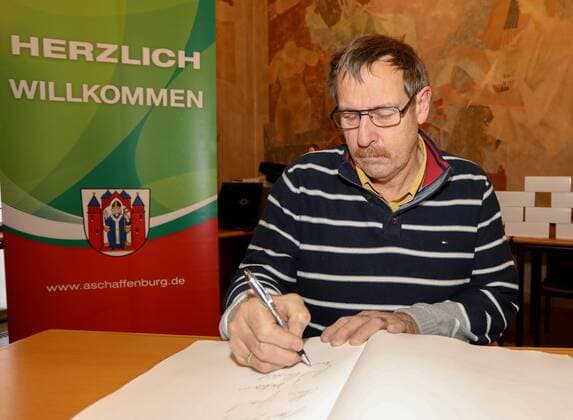 Germany Aschaffenburg Town Hall 05 02 2018 reception for 40 years handball world champion of 1978 Arnult Meffle bears up in the Golden Book of the city of Aschaffenburg Copyright: HMBxMedia xHeikoxBecker