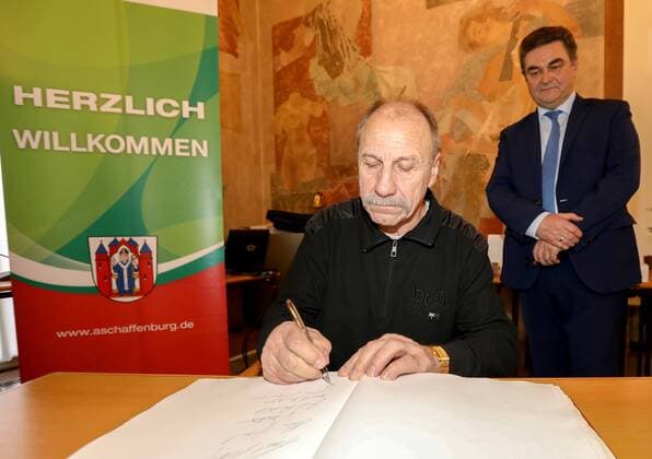 Germany Aschaffenburg Town Hall 05 02 2018 reception for 40 years handball world champion of 1978 picture XXXXX has been up in the Golden Book of the city of Aschaffenburg Copyright: HMBxMedia xHeikoxBecker