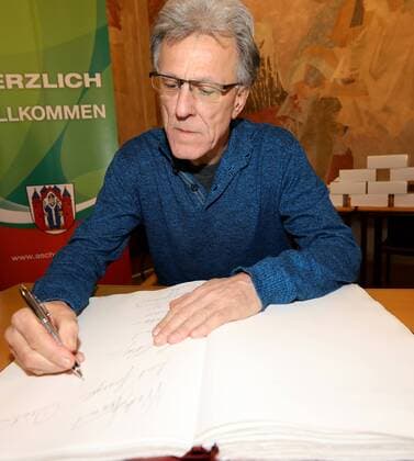 Germany Aschaffenburg Town Hall 05 02 2018 reception for 40 years handball world champion of 1978 picture Manfred Freisler has been up in the Golden Book of the city of Aschaffenburg Copyright: HMBxMedia xHeikoxBecker