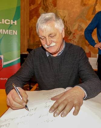 Germany Aschaffenburg Town Hall 05 02 2018 reception for 40 years handball world champion of 1978 picture Manfred Hofmann has been up in the Golden Book of the city of Aschaffenburg Copyright: HMBxMedia xHeikoxBecker