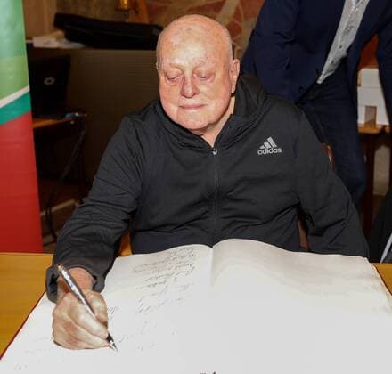 Germany Aschaffenburg Town Hall 05 02 2018 reception for 40 years handball world champion of 1978 image coach Vlado Stenzel is in the Golden Book of the city of Aschaffenburg enters Copyright: HMBxMedia xHeikoxBecker