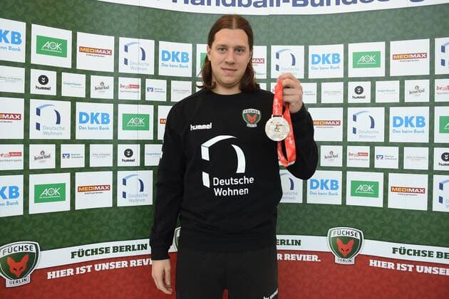 Handball men s 1 Bundesliga season 2017 18 Füchse Berlin press conference Mattias Zachrisson Nr 21 Füchse Berlin presents the silver medal won at the European Championship handball 05 02 18 Copyright: xMichaelxHundtx xMatthiasxKochx