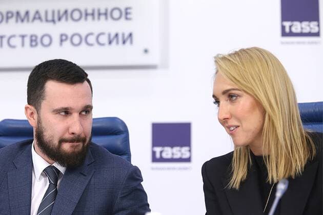 MOSCOW, RUSSIA - FEBRUARY 6, 2018: Moscow River Cup Director Alexander Ostrovsky (L) and Russian Olympic tennis champion Elena Vesnina attend a press conference PK Pressekonferenz ahead of the 2018 Moscow River Cup, a new tennis tournament scheduled by the Women s Tennis Association WTA Tennis Damen to start on July 23 in Moscow. Vladimir Gerdo TASS  TS072703