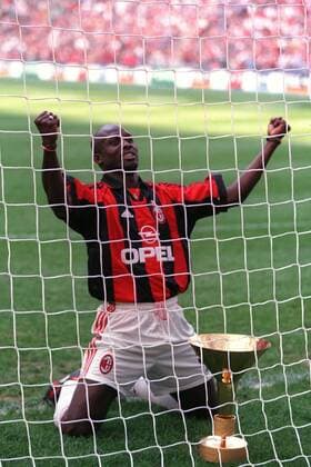 GEORGE WEAH CON COPPA SCUDETTO CAMPIONATO SERIE A 1998-99 MILAN FESTA SCUDETTO