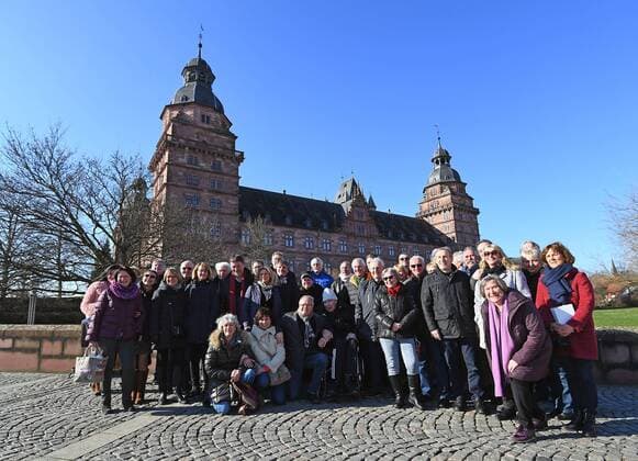 05 02 2018 xjhx handball receiving the world champion of 1978 in Aschaffenburg, Germany emspor v l group photo before the Aschaffenburg Schloss Johannisburg, along with the wives and helpers Aschaffenburg