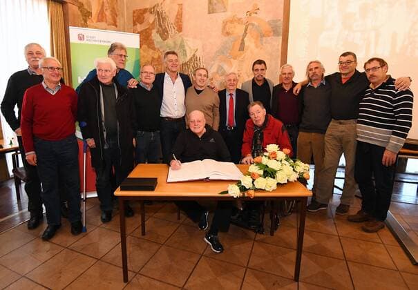 05 02 2018 xjhx handball receiving the world champion of 1978 in Aschaffenburg, Germany emspor v l group photo at the Town Hall of Manfred Hofmann Jürgen son gene Rudolf Spengler Manfred Freisler Gerd Rosendahl Kurt Kammili coach Vlado Stenzel sitting Claus Hormel Heinz Jacobsen Joachim deck arm Heiner brand Horst Spengler Dieter Waltke Claus Fey Arnuld Meffle Aschaffenburg