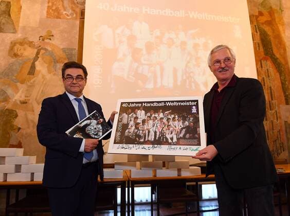 05 02 2018 xjhx handball receiving the world champion of 1978 in Aschaffenburg, Germany emspor v l Mayor of Aschaffenburg Klaus Herzog Captain Horst Spengler Aschaffenburg