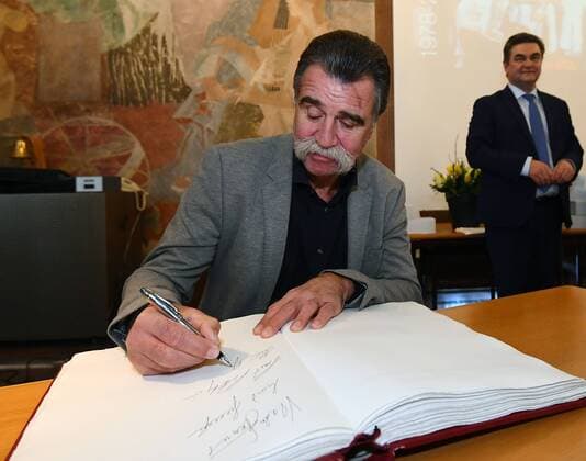 05 02 2018 xjhx handball receiving the world champion of 1978 emspor in Aschaffenburg, Germany v l Heiner Brand carries in the Golden Book of the city of Aschaffenburg an Aschaffenburg