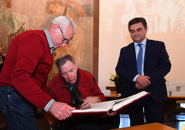 05 02 2018 xjhx handball a Lord Mayor of the city of Aschaffenburg is receiving the world champion of 1978 emspor in Aschaffenburg, Germany v l Joachim deck arm at the Golden Book of the city of Aschaffenburg Klaus Herzog Aschaffenburg