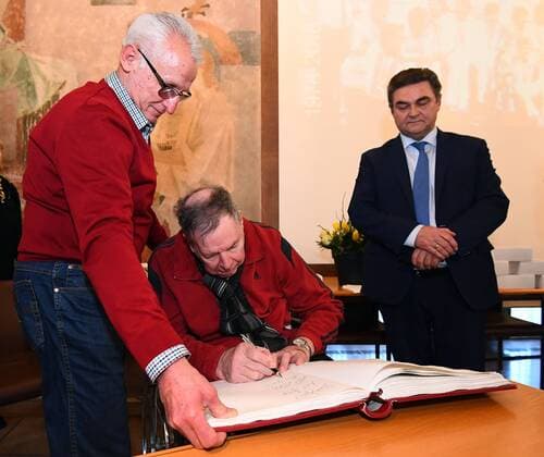 05 02 2018 xjhx handball a Lord Mayor of the city of Aschaffenburg is receiving the world champion of 1978 emspor in Aschaffenburg, Germany v l Joachim deck arm at the Golden Book of the city of Aschaffenburg Klaus Herzog Aschaffenburg