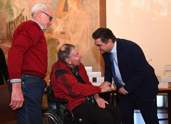05 02 2018 xjhx handball receiving the world champion of 1978 emspor in Aschaffenburg, Germany v l Joachim deck arm Mayor of Aschaffenburg Klaus Herzog Aschaffenburg